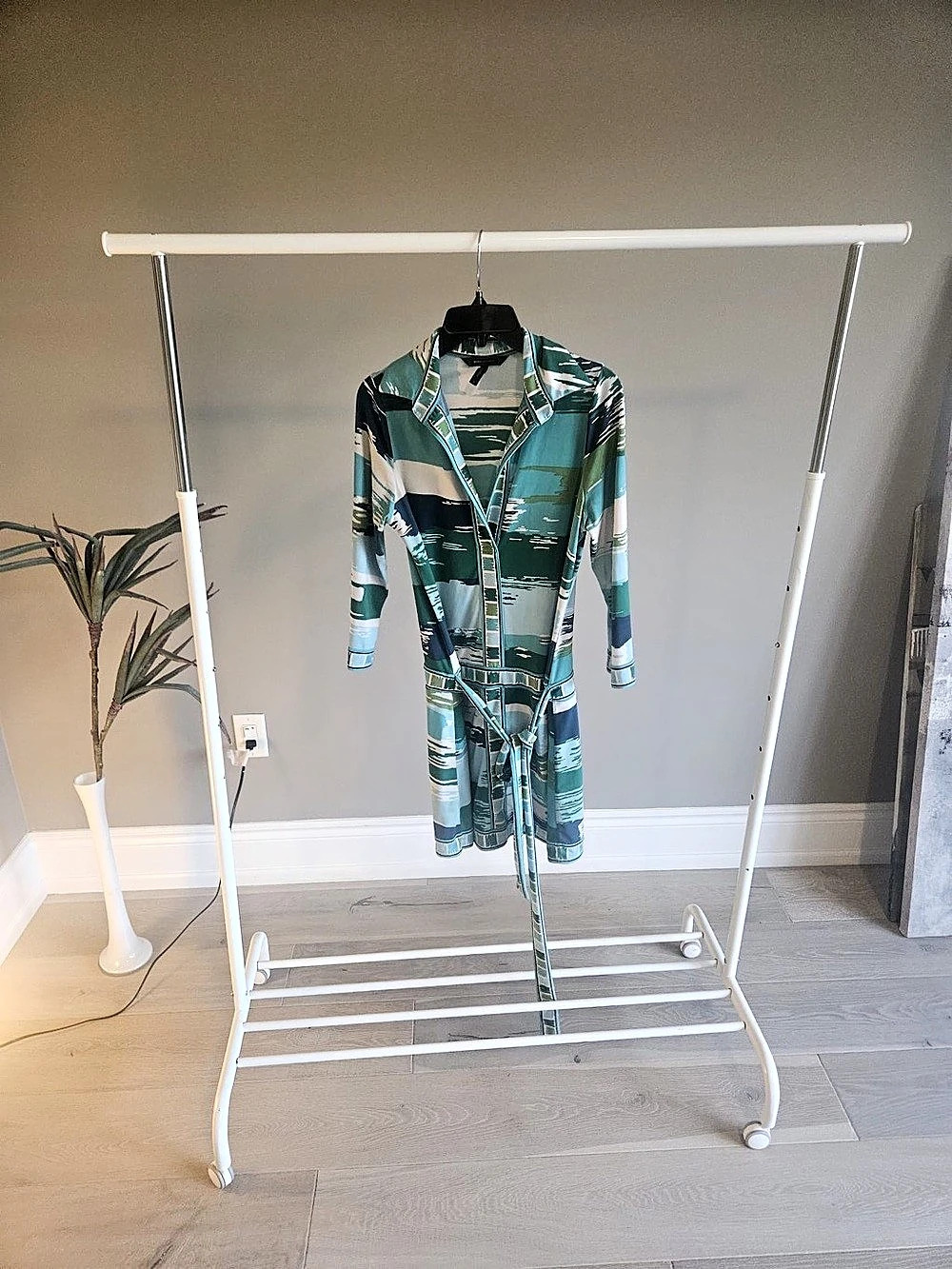 BCBGMAXAZRIA Geometric Print Midi Dress in Green & White